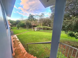 Vista do jardim e caminho de uma propriedade em Lajeado, Brasil.