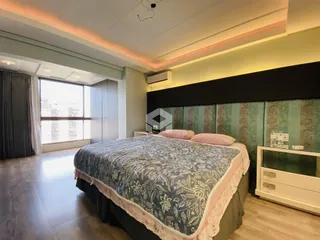 Quarto espaçoso com cama e janela em um imóvel no Brasil.