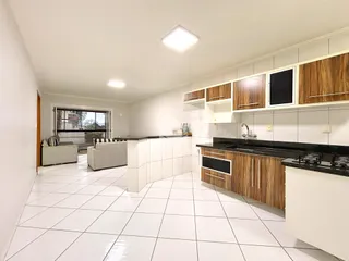 Esta é uma foto de uma cozinha moderna em um apartamento.