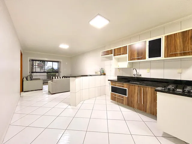 Esta é uma foto de uma cozinha moderna em um apartamento.