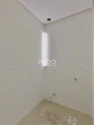 Vista interna de um corredor branco em imóvel no Lajeado.