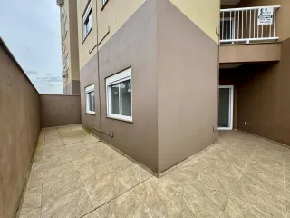 Fachada de um prédio residencial em Lajeado, mostrando uma parede e um terraço com grade de segurança.