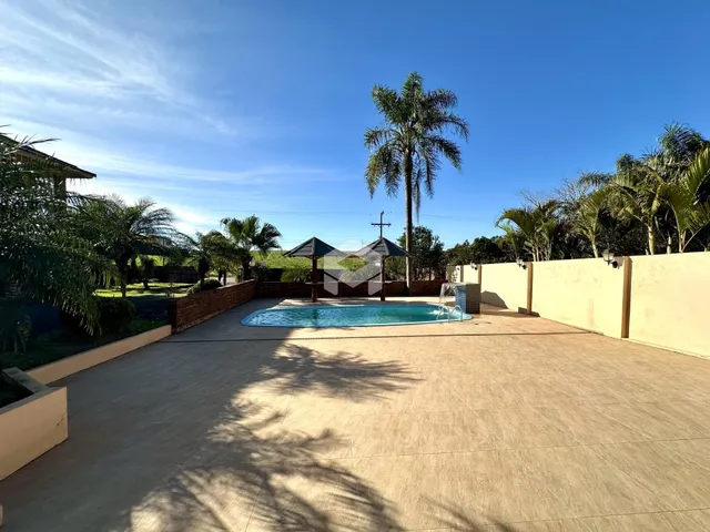 Vista externa de uma área de piscina e jardim em Lajeado.