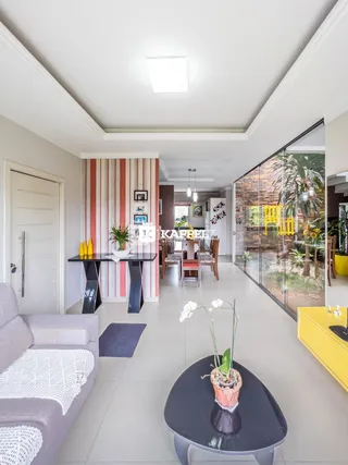 Sala de estar com sofá e mesa de centro em um apartamento em Lajeado.