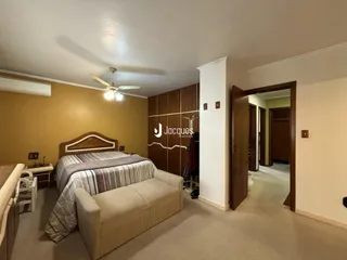 Quarto com cama e sofá em ambiente interno.