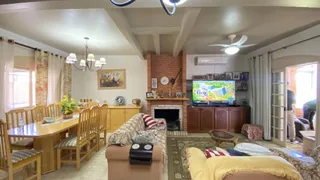 Sala de estar com sofá e lareira em ambiente interno.