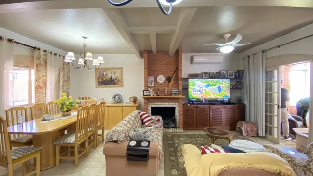 Sala de estar com sofá e lareira em ambiente interno.