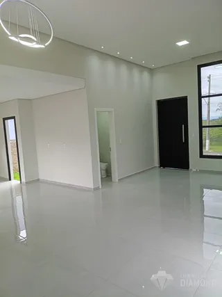Ambiente interno de uma sala ampla com piso de cerâmica.