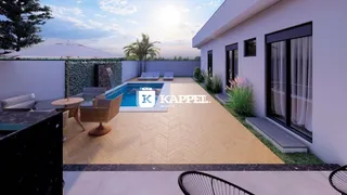 Foto da área externa com piscina e deck em uma residência.