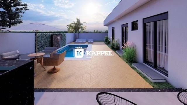 Foto da área externa com piscina e deck em uma residência.