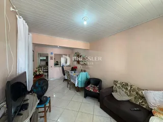 Sala de estar com sofá e móveis em um apartamento no Brasil.