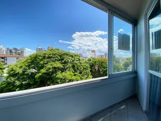 Vista da paisagem verde e da cidade de Lajeado vista da varanda.