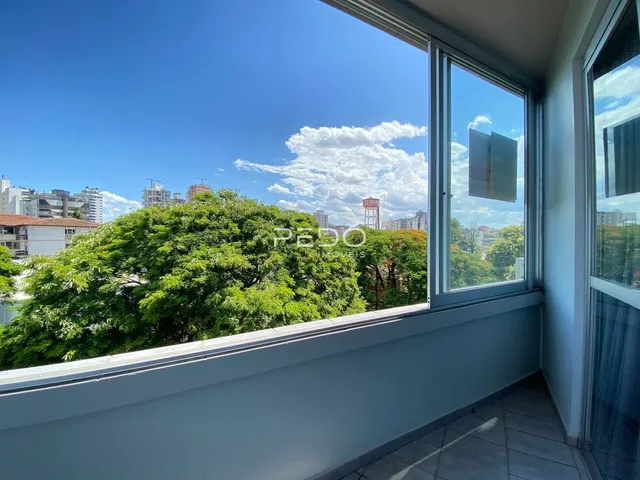 Vista da paisagem verde e da cidade de Lajeado vista da varanda.
