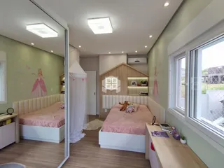 Quarto com duas camas e decoração rosa em ambiente claro.