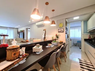 Interior de uma sala de estar com móveis escuros e acabamentos modernos.