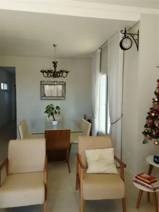 Foto de uma sala de jantar com mesa e cadeiras em um imóvel.