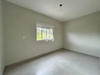 Vista interna de uma sala com grande janela em Lajeado.