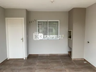 Foto de um ambiente interno com piso de cerâmica e uma janela.