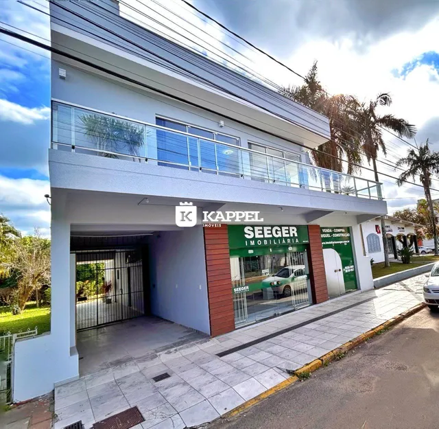 Fachada moderna de um imóvel residencial em Lajeado, Brasil, mostrando a entrada e a varanda.