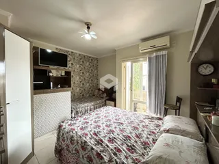 Quarto com cama e armário em ambiente residencial.