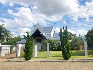 Fachada de uma residência com cerca e jardim em Lajeado, Brasil.