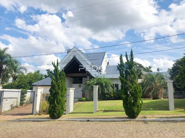 Fachada de uma residência com cerca e jardim em Lajeado, Brasil.