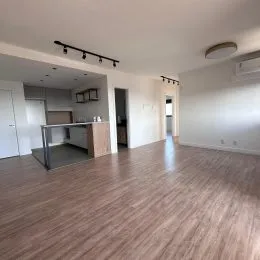 Ambiente interno com piso de madeira.
