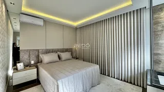 Quarto com cama e armários em um apartamento moderno.