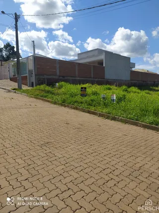 Vista externa de uma propriedade em Lajeado, Brasil, mostrando um muro e área gramada.