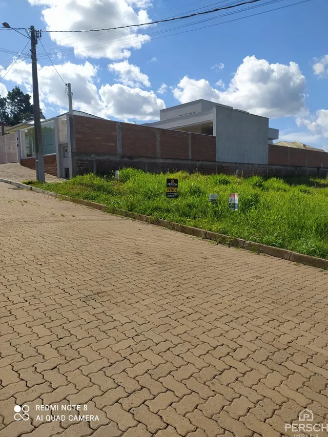 Vista externa de uma propriedade em Lajeado, Brasil, mostrando um muro e área gramada.
