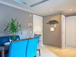 Sala de estar com paredes cinzas e móveis azuis.