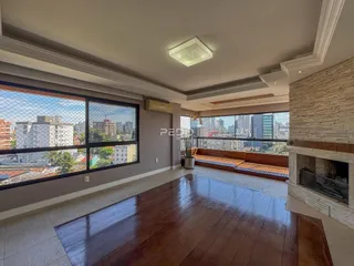 Sala de estar com piso de madeira e vista para a cidade.