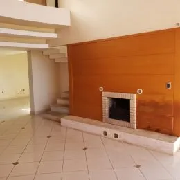 Sala de estar com parede de destaque e lareira em ambiente interno.