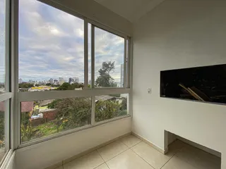 Vista da paisagem urbana através das grandes janelas de um imóvel em Lajeado.