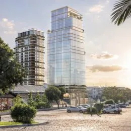 Fachada de um edifício alto com estrutura de vidro em Lajeado.