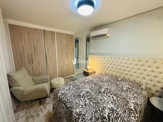 Quarto com cama e armários em um ambiente interno.