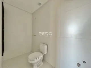 Hall de entrada com vaso sanitário branco em um imóvel.