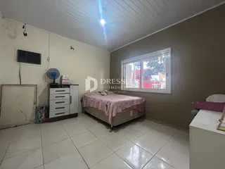 Quarto com cama e armário em ambiente residencial.