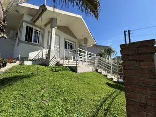 A fachada de uma casa em Lajeado, Brasil, com jardim gramado.
