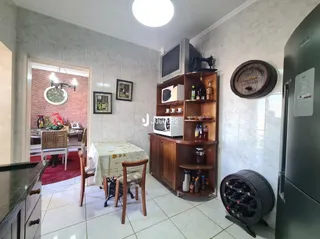 Uma sala de estar com piso de cerâmica e móveis de madeira.