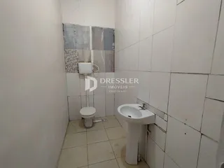 Banheiro com revestimento de cerâmica nas paredes e piso.