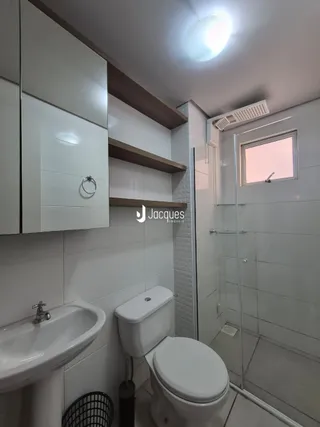Foto de um banheiro moderno com revestimento branco e box de vidro.