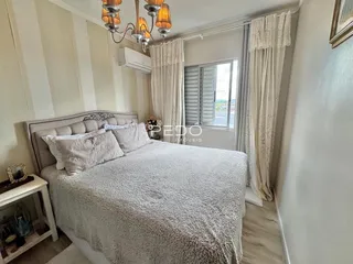 Quarto com cama grande e cortinas claras em um imóvel no Brasil.