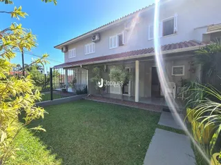 A fachada de uma casa em Lajeado, Brasil, com jardim frontal.