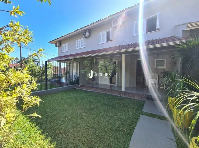 A fachada de uma casa em Lajeado, Brasil, com jardim frontal.