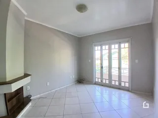Sala de estar com piso de cerâmica e lareira.