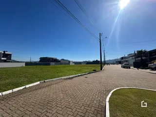 Vista externa de um terreno com gramado e calçada em Lajeado.