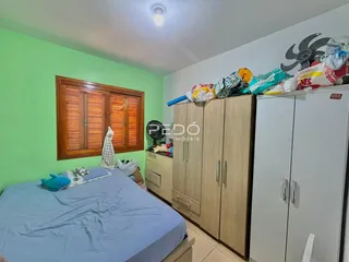 Quarto com cama e armário de madeira na sala.