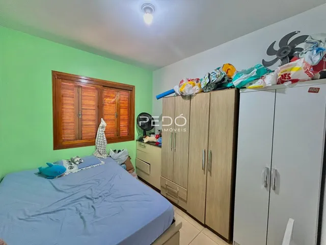 Quarto com cama e armário de madeira na sala.