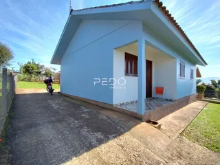 Fachada de uma casa em Lajeado, Brasil com área externa pavimentada.
